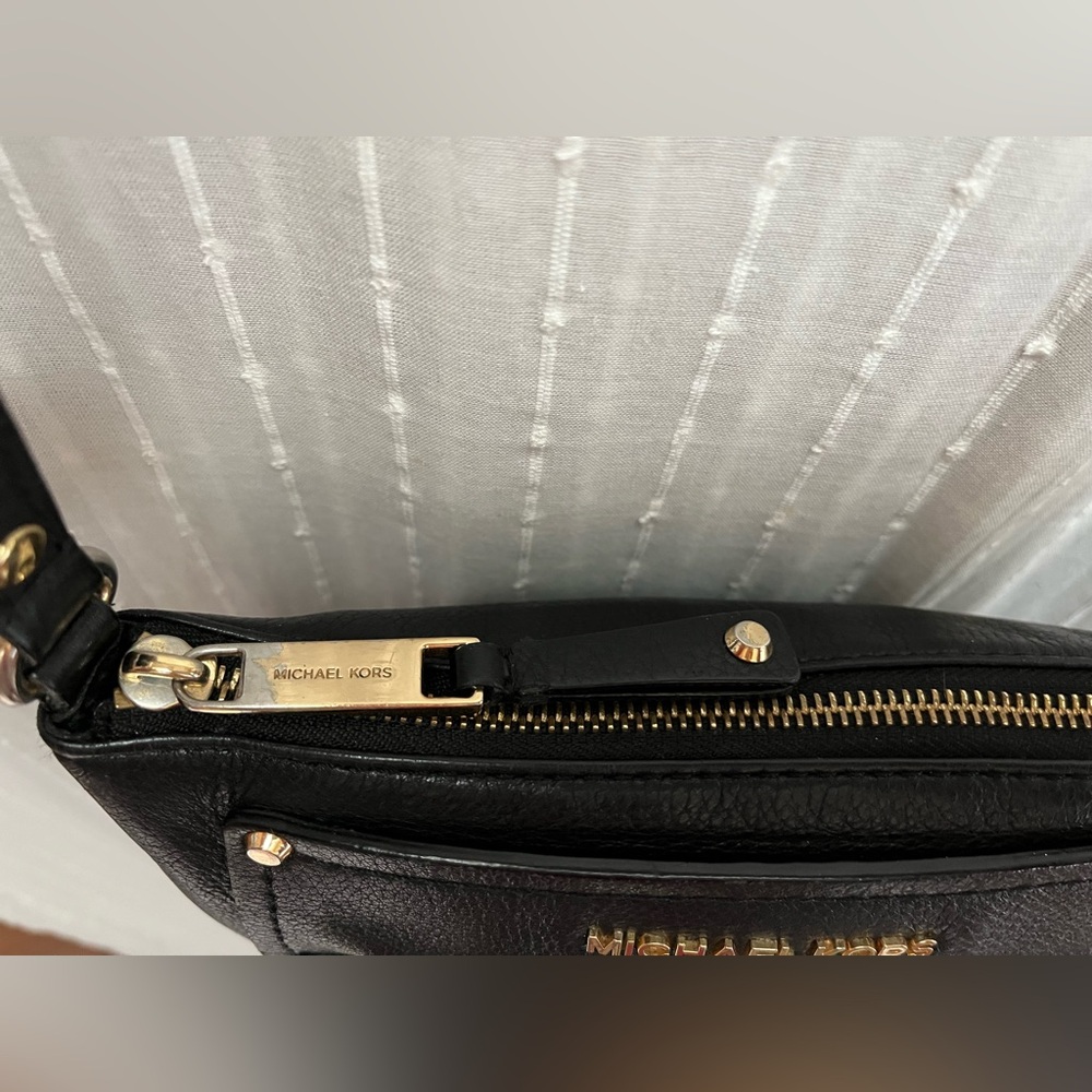 Michael Kors Gilmore Leather Crossbody Bag - Picture 2 of 11